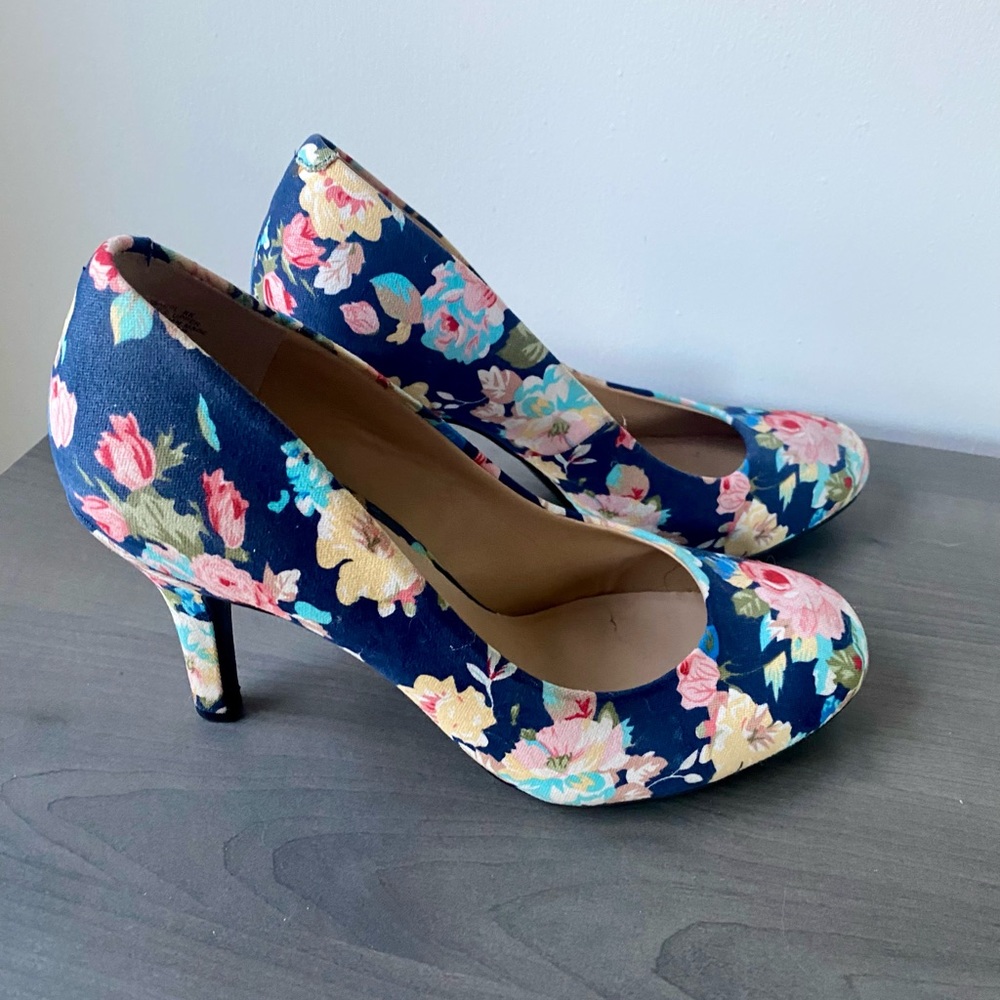 Kelly & Katie Isabel Floral Pump